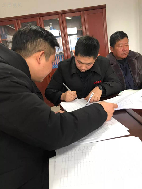江淮電機黨員填寫民主評議表后，進行統計匯總。